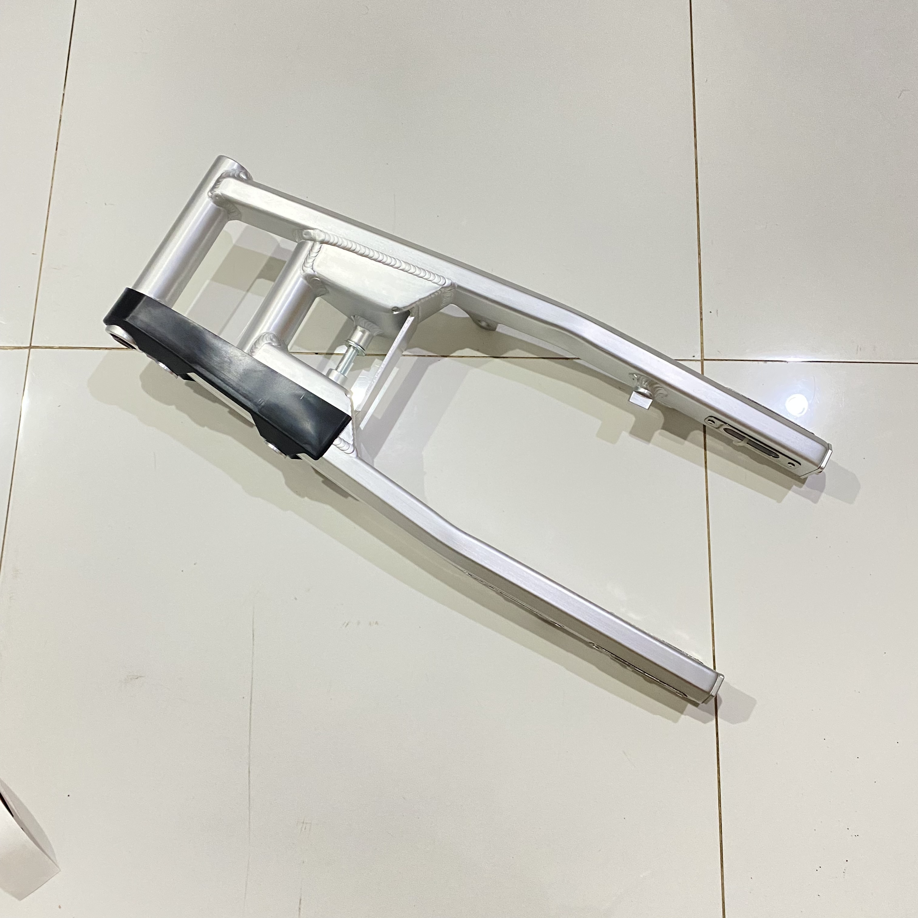 SWING ARM QTT RAIDER SATRIA FU HEXAGONAL SILVER